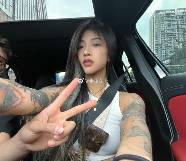 说完，他嘱咐自己的老婆，说：带不完的东西就别带，回头给你妈打个电话，让她帮咱们把东西都卖了变现，然后拿到黑市上换成美元打给咱们，到了马来西亚那边，人民币不好使，就得美元才好使。
